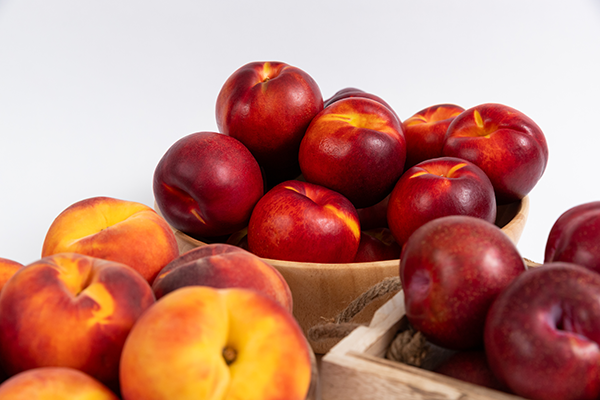 With fruit transitioning nicely to a cleaner, more uniform shape, yellow and white peaches kicked off the calendar last week (April 22–25), as well as apricots